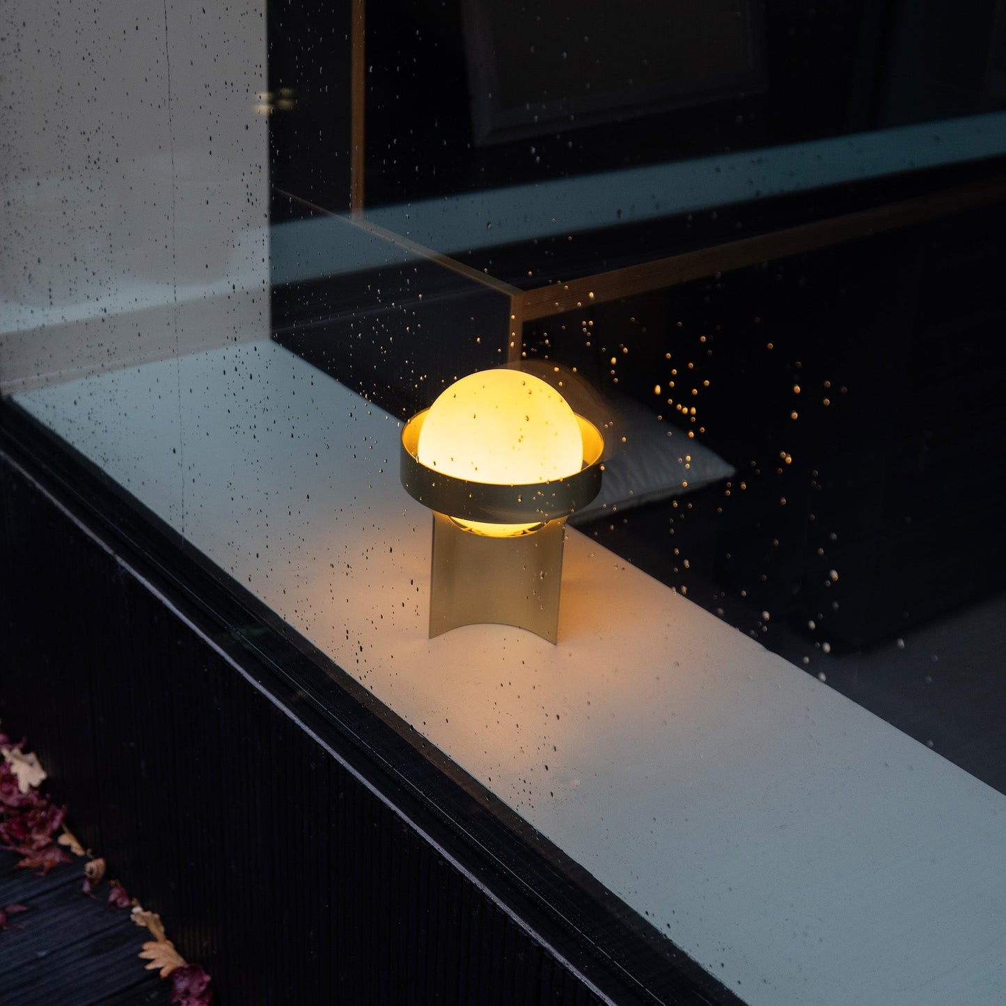 MinoLume Loop Table Lamp in Gold with Sphere IV LED Bulb